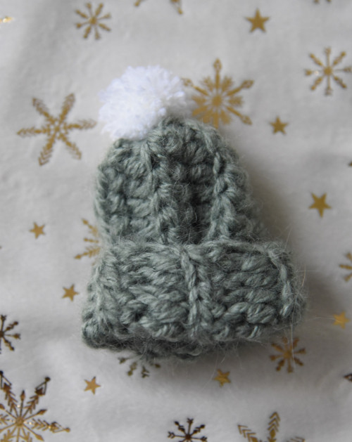 Háčkovaná brož kulich / čepice / beanie