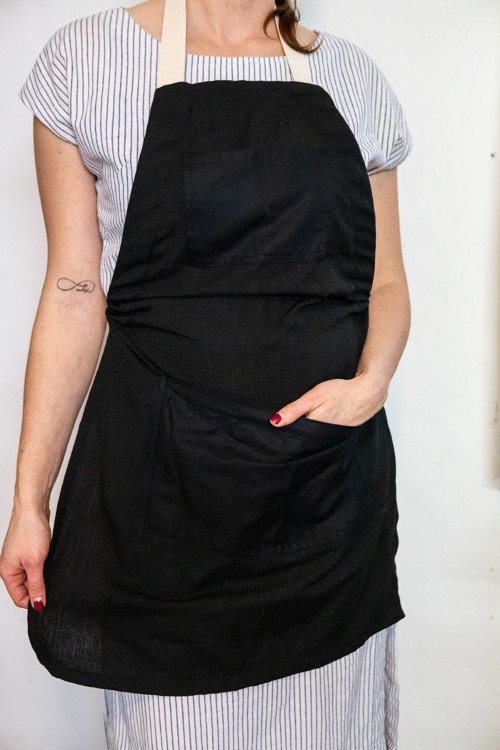 Zástěra černá - světlý popruh — foto 1