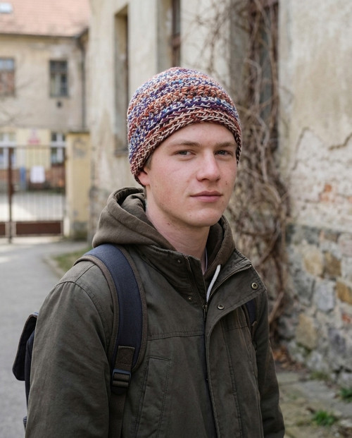 Čepice háčkovaná melírovaná s hnědou