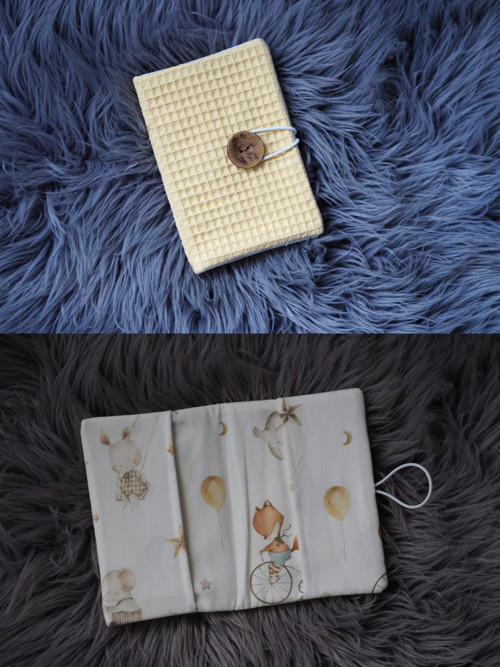 Obal na očkovací průkaz žlutá + liška, myška a slo