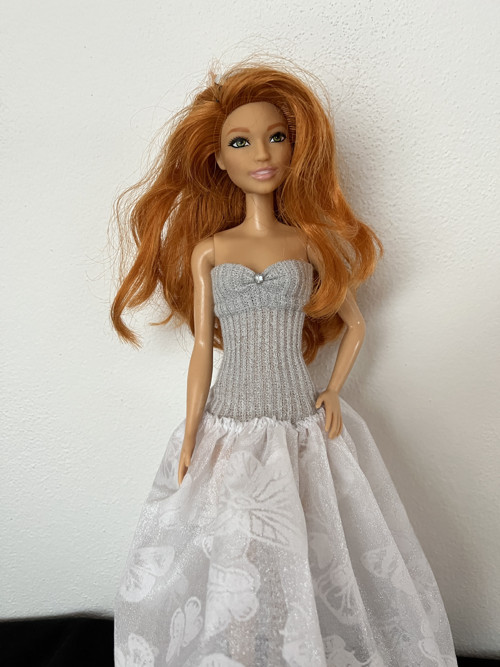 Šaty pro barbie bílé s motýlky