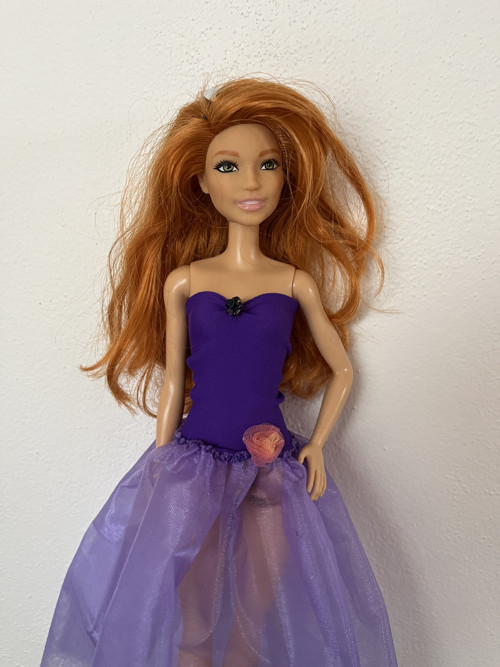 Šaty pro barbie fialové s květem