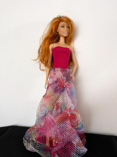Šaty pro barbie s růžovými květy a korálky