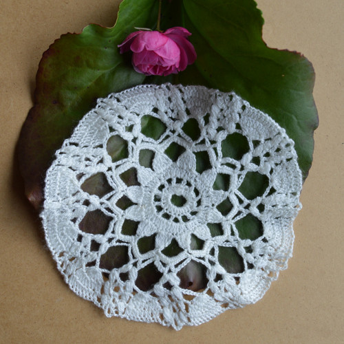 Kruhová háčkovaná dečka pr.18 cm