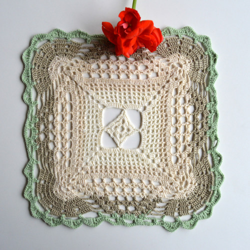 Čtvercová háčkovaná dečka 23 x 23cm
