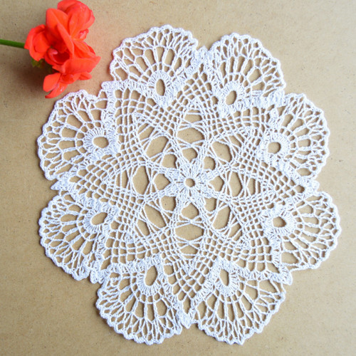 Kruhová háčkovaná bílá dečka pr.24 cm