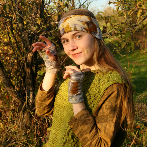Přírodně barvená čelenka a návleky