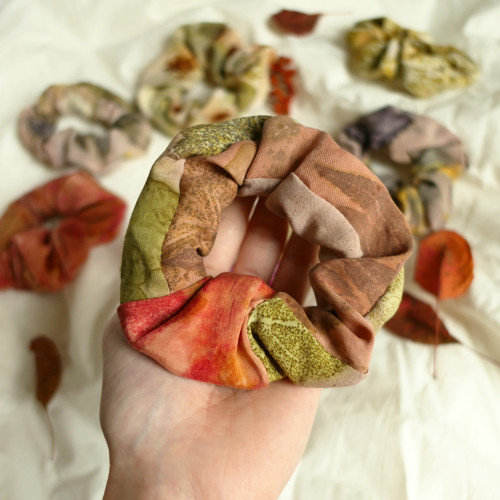 Patchworková gumička scrunchie, přírodně barvená