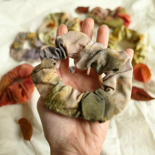 Gumička scrunchie, přírodně barvená — foto 1