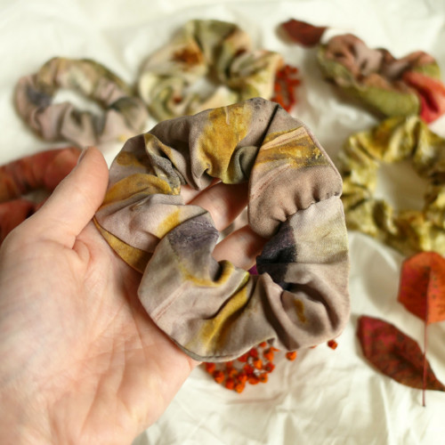 Gumička scrunchie, přírodně barvená