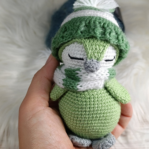 Háčkovaný tučňák miminko zelenkavý 10cm