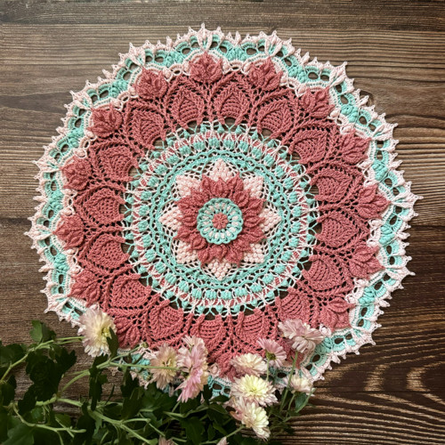 Háčkovaná dečka strukturovaná 32 cm