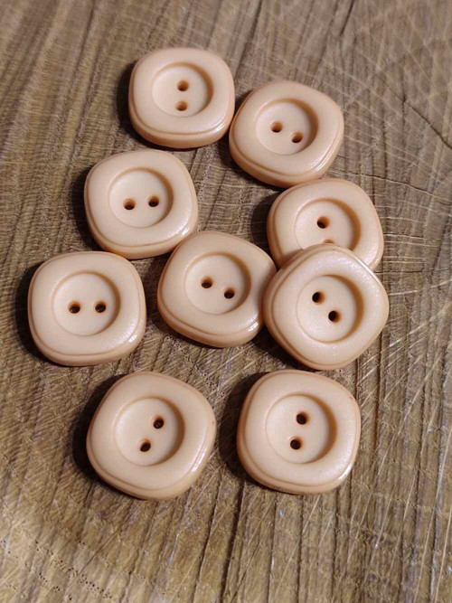 Knoflík béžový čtvercový zakulacené rohy