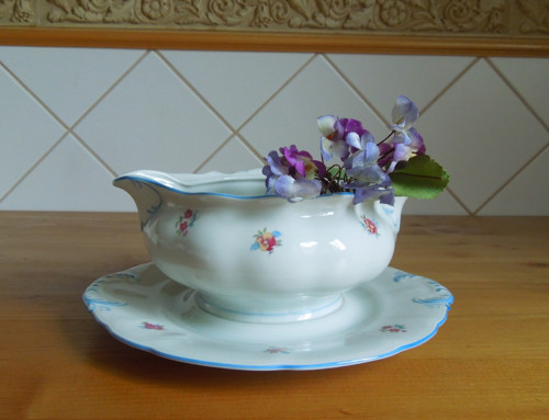 Velmi starý porcelánový omáčník