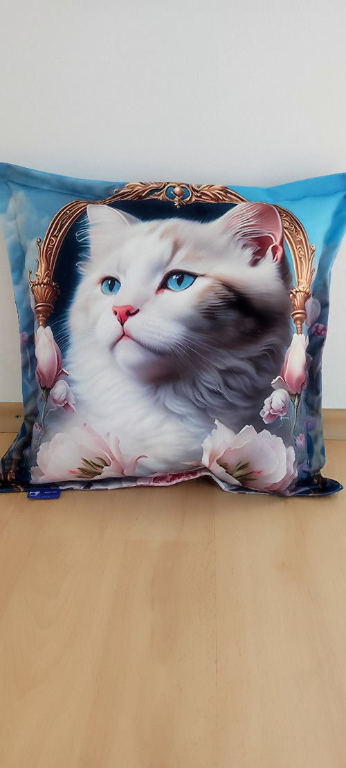 Polštářek bílá kočka.