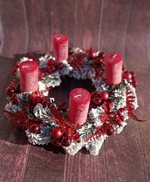 Adventní zasněžený věnec v červené