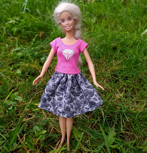 Tričko a sukně pro klasickou Barbie