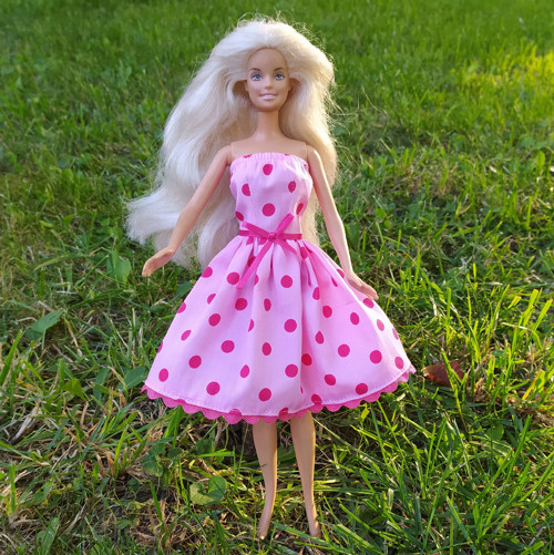 Šaty pro klasickou Barbie