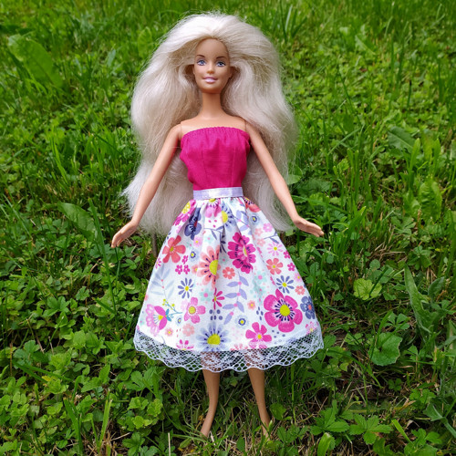 Šaty pro klasickou Barbie