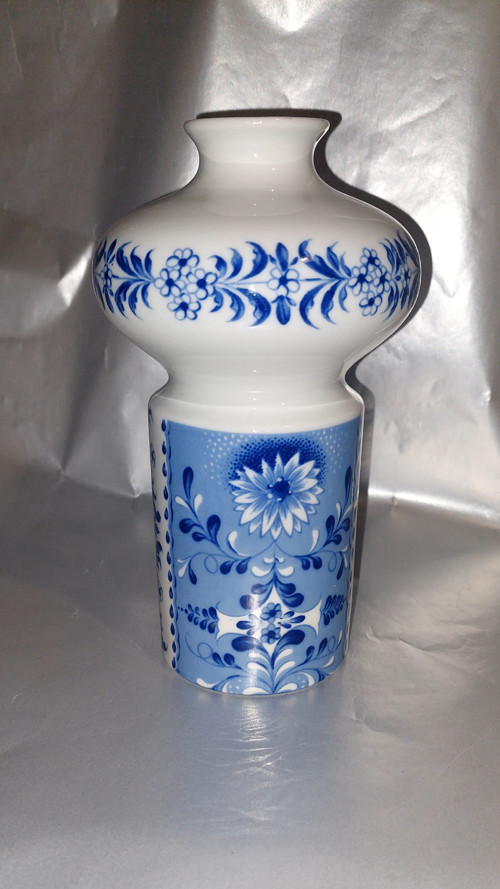 Porcelánová vázička