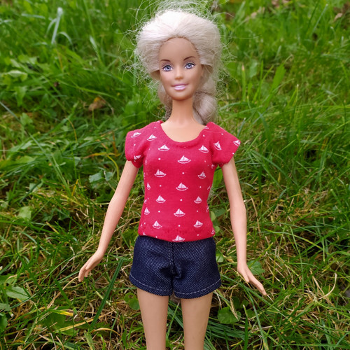 Tričko a kraťasy pro klasickou Barbie