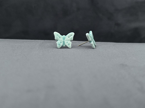 Náušnice z porcelánu, autorský motýlek 1,5 cm