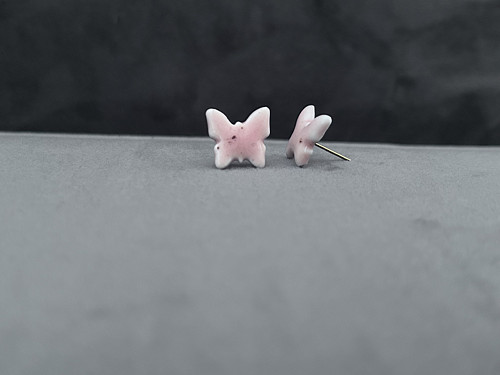 Náušnice z porcelánu, autorský motýlek 1,5 cm