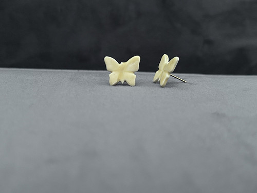Náušnice z porcelánu, autorský motýlek 1,5 cm
