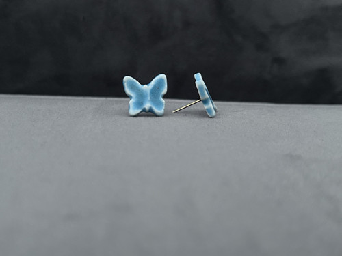 Náušnice z porcelánu, autorský motýlek 1,5 cm