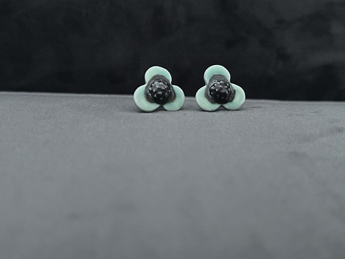 Náušnice z porcelánu, autorská kytička 1,8 cm