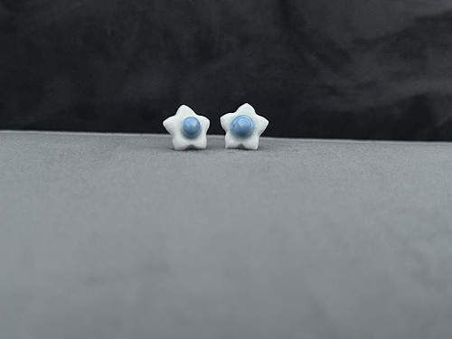 Náušnice z porcelánu, autorská kytička 1,5 cm