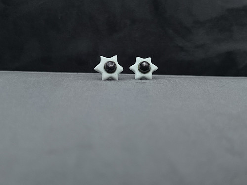 Náušnice z porcelánu, autorská kytička 1,5 cm