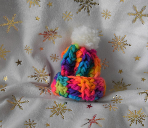 Duhová brož kulich / beanie / čepice s bambulí