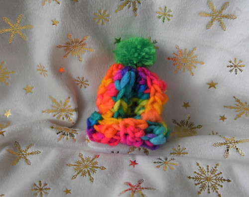 Duhová brož kulich / beanie / čepice s bambulí