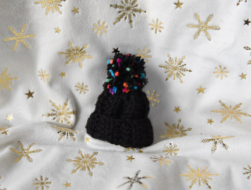 Černá brož kulich / beanie / čepice s bambulí