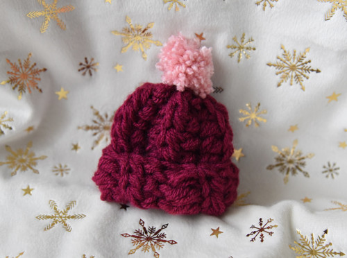 Brož kulich / beanie / čepice s bambulí