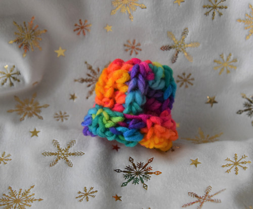 Duhová brož kulich / beanie / čepice