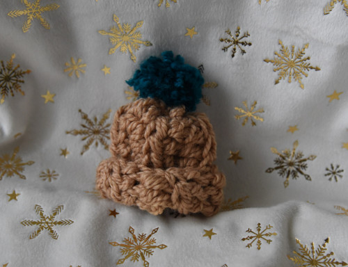 Brož kulich / beanie / čepice s bambulí
