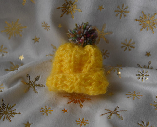 Brož kulich / beanie / čepice s bambulí