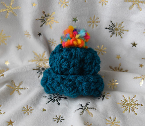 Duhová brož kulich / beanie / čepice s bambulí