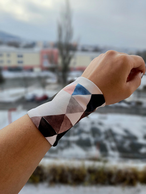 Potítko na ruku trojúhelníky