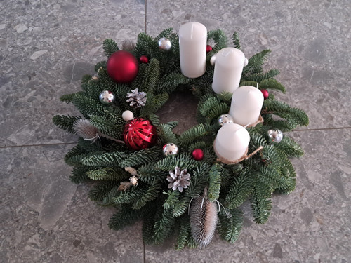 Adventní věnec z nobilis bílo-červený