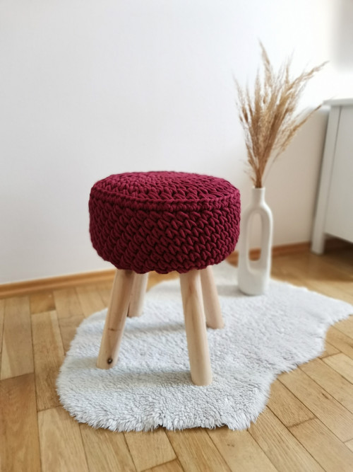 Dyzajnový háčkovaný taburet- bordó