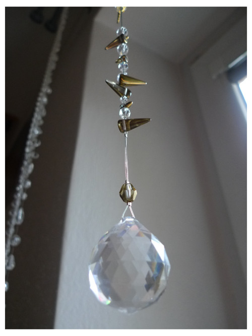 Lapač slunce, suncatcher andělíček, zlatý, trny