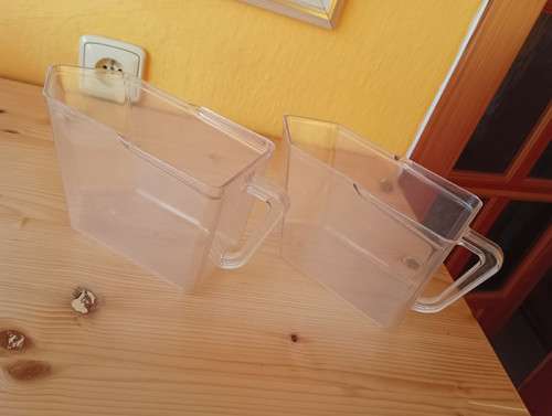 Dva plastové zásobníky na sypké hmoty