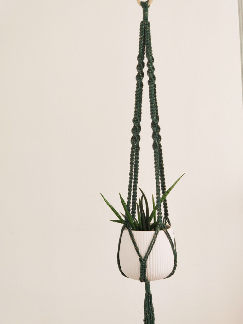 Macramé - závěs na květináč 53 se zlatou nitkou