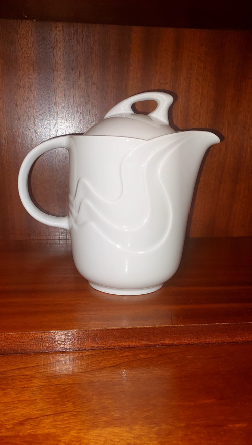 Bílá porcelánová konvice
