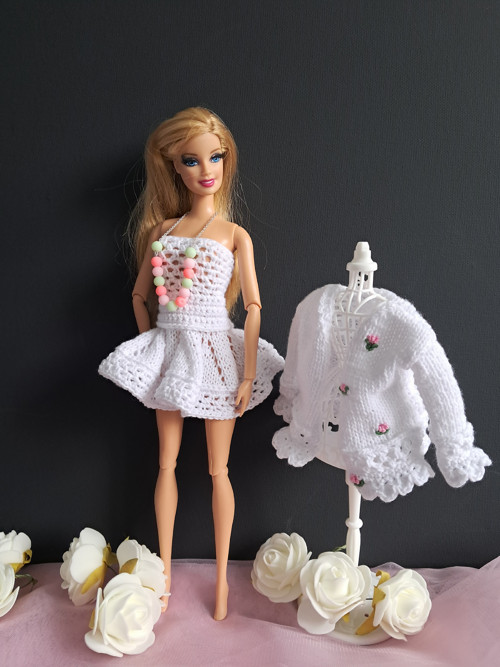 Obleček pro Barbie: háčkované šaty a svetřík