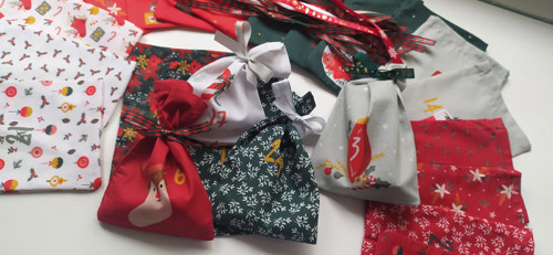 Adventní kalendář, 24 látkových pytlíčků na dárky