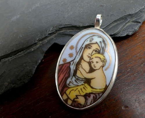 Madona s dítětem, velký přívěšek, porcelán stříbro
